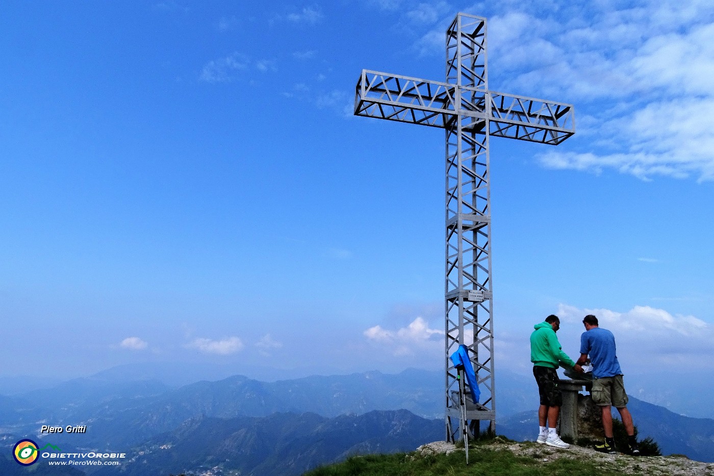 41 In vetta al Monte Suchello (1541 m) incontro due escursionisti.JPG